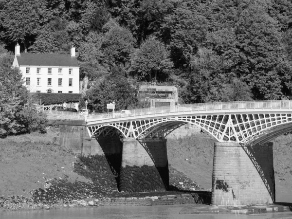 Alte wye bridge in chepstow, schwarz und weiß — Stockfoto
