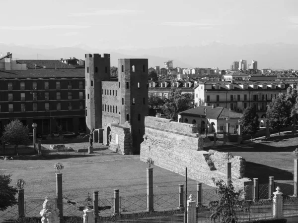 Porta Palatina (Palatinkörsporten) i Turin, svartvitt — Stockfoto