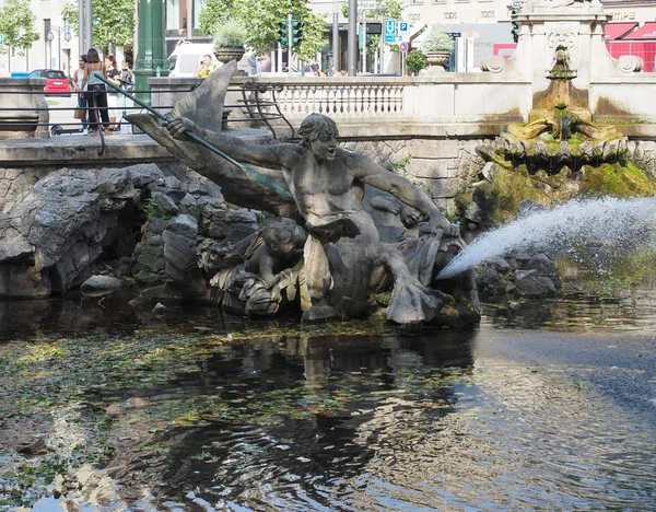 Tritonbrunnen szökőkút a Koenigsallee utcában Duesseldorfban — Stock Fotó