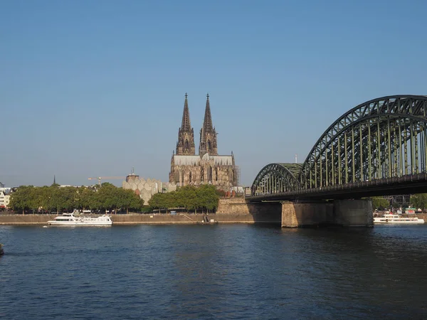 วิหารเซนต์ปีเตอร์และสะพาน Hohenzollern เหนือแม่น้ําไรน์ใน K — ภาพถ่ายสต็อก