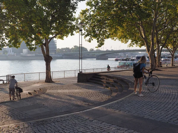 Vrouw rijdt op een fiets in Koeln — Stockfoto