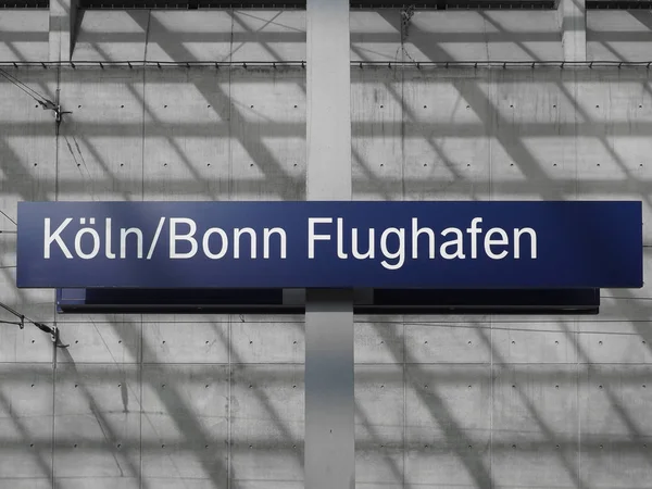 Koeln Bonn repülőtér állomás tábla — Stock Fotó