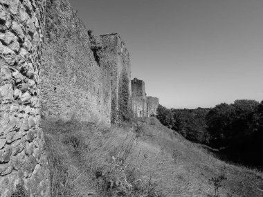 Chepstow 'daki Chepstow Kalesi harabeleri, siyah beyaz