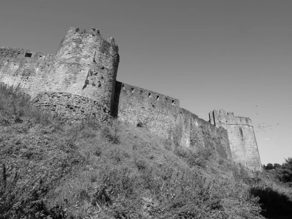チェプストウ、黒と白のチェプストウ城の遺跡 — ストック写真