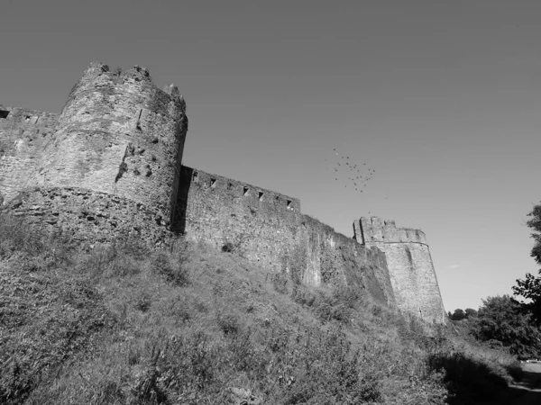 Castillo de Chepstow ruinas en Chepstow, blanco y negro — Foto de Stock