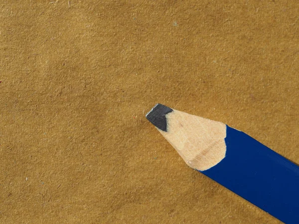 Bleistift auf Papierbogen — Stockfoto
