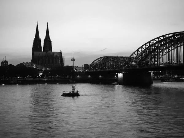 Catedral de São Pedro e Ponte Hohenzollern sobre o rio Reno em K — Fotografia de Stock