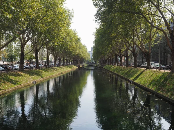 Stadtgraben (városi várárok) a Koenigsallee utcában Duesseldorfban — Stock Fotó