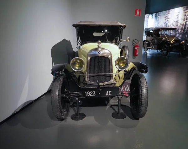 Torino 'daki Torino araba müzesinde klasik Citroen C35cV araba. — Stok fotoğraf