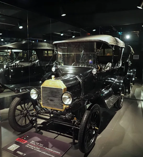 Oldtimer Ford t 1916 im turin car museum in turin — Stockfoto