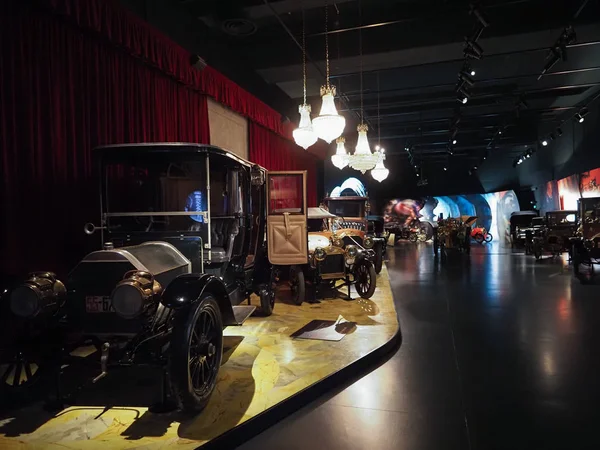 Torino 'daki Müze Otomobili' nde (Araba Müzesi) antika arabalar — Stok fotoğraf
