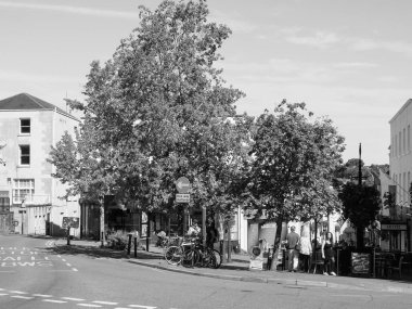 Chepstow şehrinin manzarası, siyah ve beyaz