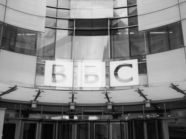 Londra 'daki Bbc Yayın Evi tabelası, siyah beyaz