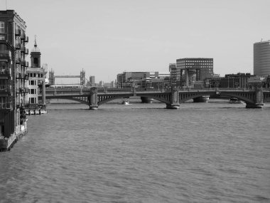 Londra 'da Thames Nehri, siyah beyaz