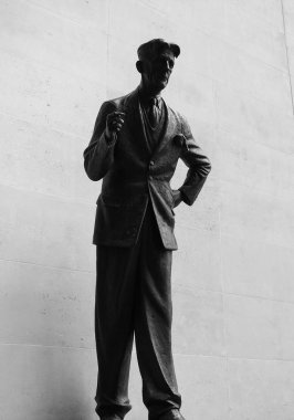 Londra 'daki Bbc Yayın Evi' nde Orwell heykeli, siyah ve beyaz.
