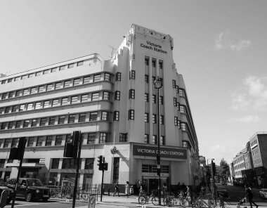 Londra 'daki Victoria Koç İstasyonu, siyah ve beyaz.