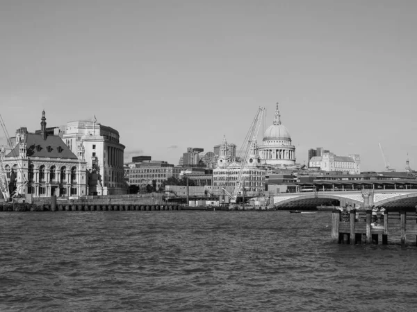 Río Támesis en Londres, blanco y negro — Foto de Stock