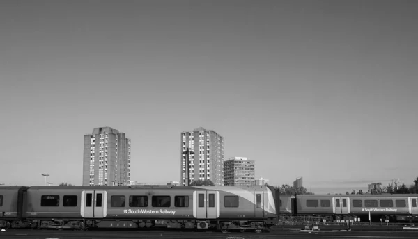 Comboio ferroviário do Sudoeste em Londres, preto e branco — Fotografia de Stock