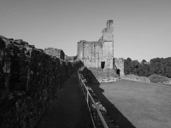 Руины Чепстовского замка в Чепстове, черно-белые — стоковое фото