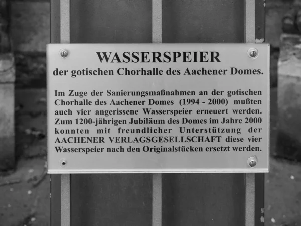 Gárgula gótica (Wasserspeier) em Aachen, preto e branco — Fotografia de Stock