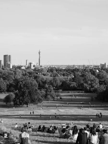 Primrose Hill v Londýně, černobílá — Stock fotografie