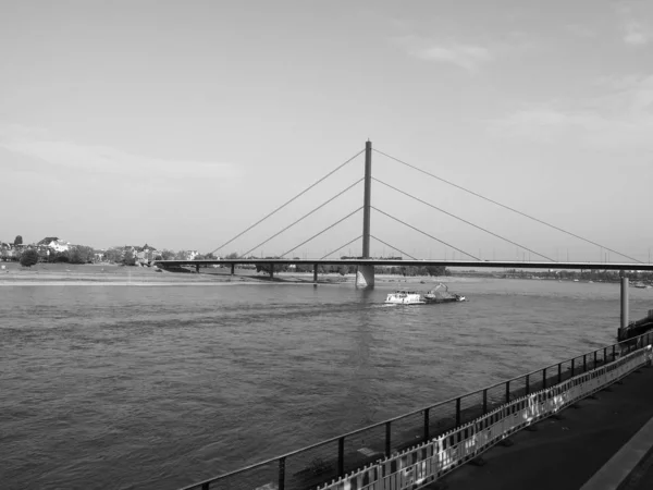 River Rhein-utsikt i Duesseldorf, svart-hvitt – stockfoto