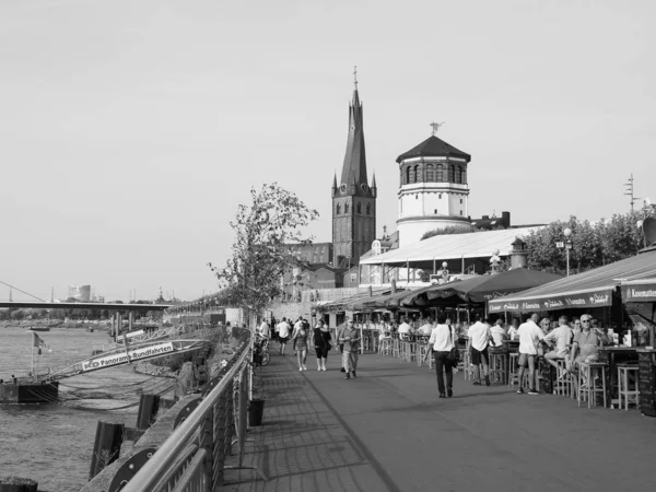 Rheinuferpromenade sulla riva del Reno a Duesseldorf, nero e — Foto Stock