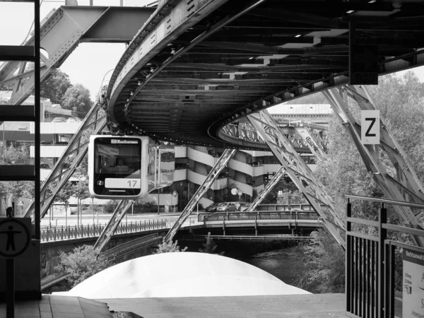 Wuppertaler Schwebebahn (Wuppertal Suspension Railway), zwart en — Stockfoto