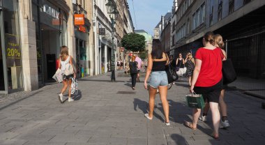 Duesseldorf şehir merkezinde insanlar