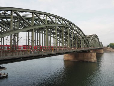 Hohenzollernbruecke (Hohenzollern Köprüsü) Ko Ren nehri üzerinde