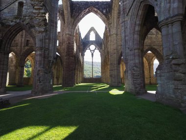 Tintern Manastırı (Abaty Tyndyrn) Tintern içinde