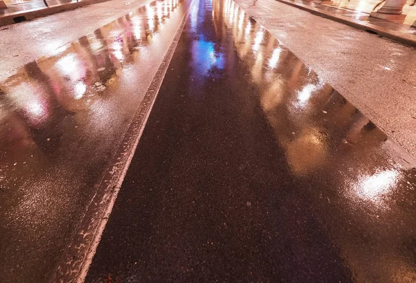 Luci riflesse nella pioggia — Foto Stock