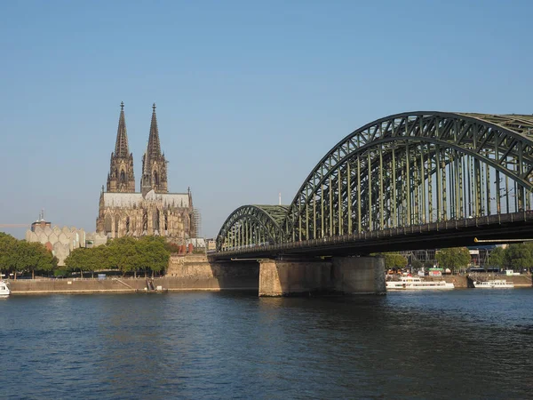 Katedrála svatého Petra a Hohenzollernského mostu přes řeku Rýn v K — Stock fotografie