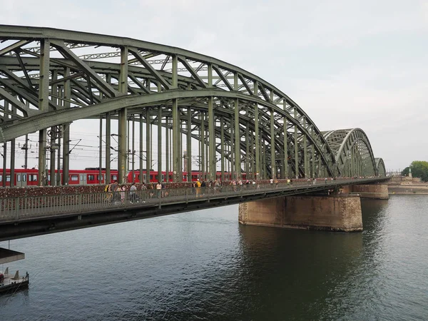 Hohenzollernbruecke (Hohenzollern Bridge) over river Rhine in Ko — Stock Photo, Image