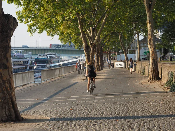 Frau mit Fahrrad in Köln unterwegs — Stockfoto