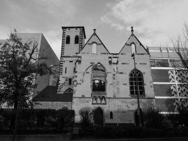 Koeln 'deki Alt St Alban harabeleri, siyah beyaz