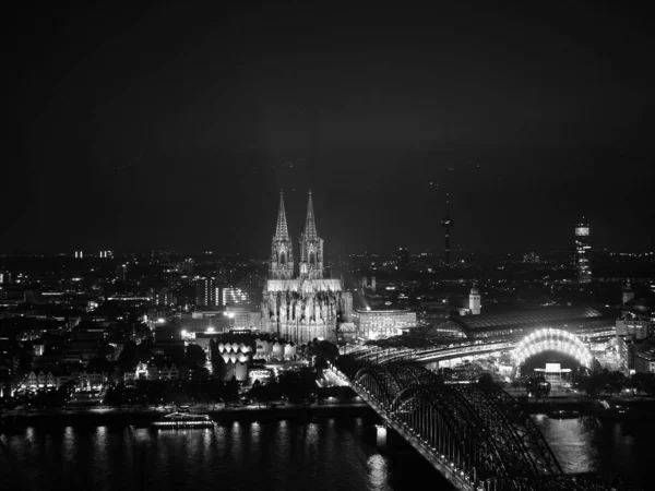 Nachtansicht des Peterdoms und der Hohenzollernbrücke, — Stockfoto