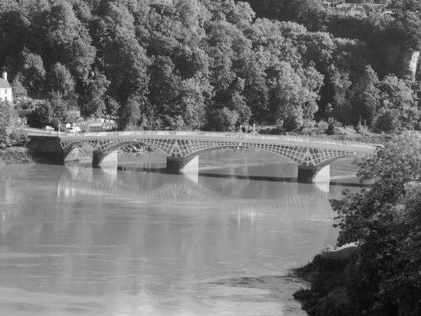 Old Wye Bridge in Chepstow, zwart-wit — Stockfoto