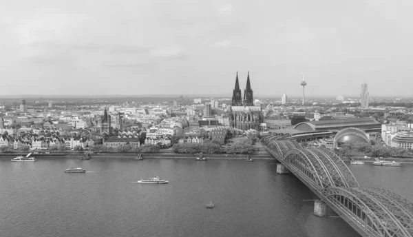 Koeln şehir merkezinin hava görüntüsü, siyah ve beyaz — Stok fotoğraf