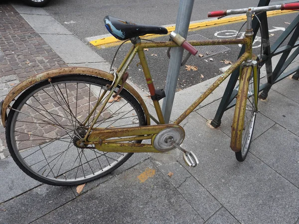Vintage ποδήλατο σταθμευμένο — Φωτογραφία Αρχείου