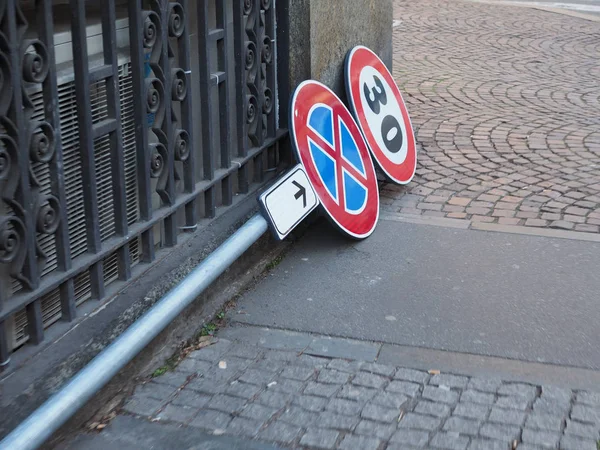 Hastighetsbegränsning och ingen parkering och ingen stoppskylt — Stockfoto