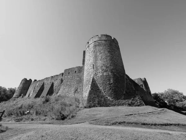 Chepstow Castle ruins in Chepstow, black and white — Stock Photo, Image
