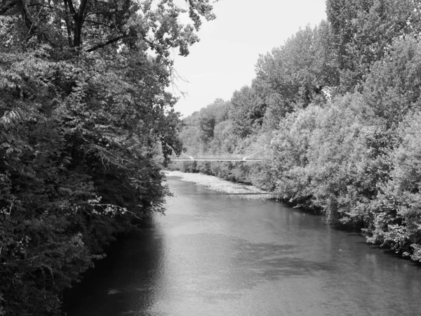 Rivière Dora dans le parc Parco Dora à Turin, noir et blanc — Photo