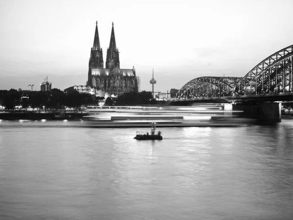 Katedrála svatého Petra a Hohenzollernského mostu přes řeku Rýn v K — Stock fotografie