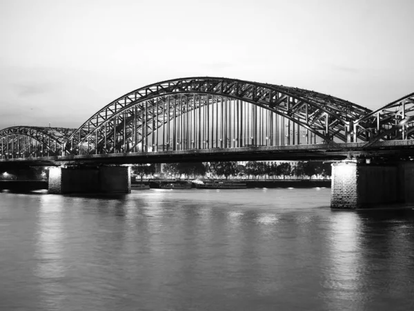 コのライン川に架かるホーエンツォレルンブリュッケ(ホーエンツォレルン橋) — ストック写真