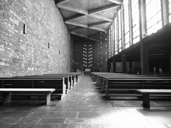 Аннакирхе (церковь Святой Анны) в Дюссельдорфе, черно-белый — стоковое фото