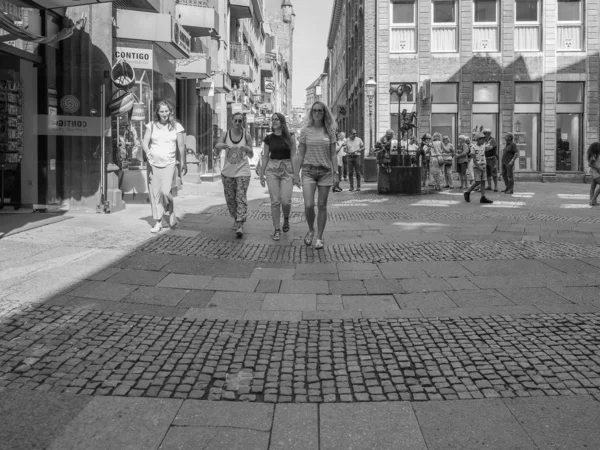 Personer i Aachens centrum, svart och vitt — Stockfoto