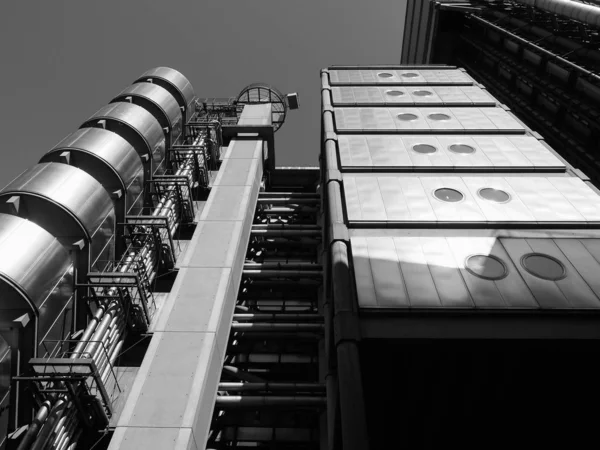 Immeuble Lloyds à Londres, noir et blanc — Photo