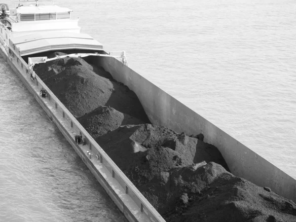 Pråm som transporterar jord på floden Rhein i Koeln, svart och vitt — Stockfoto