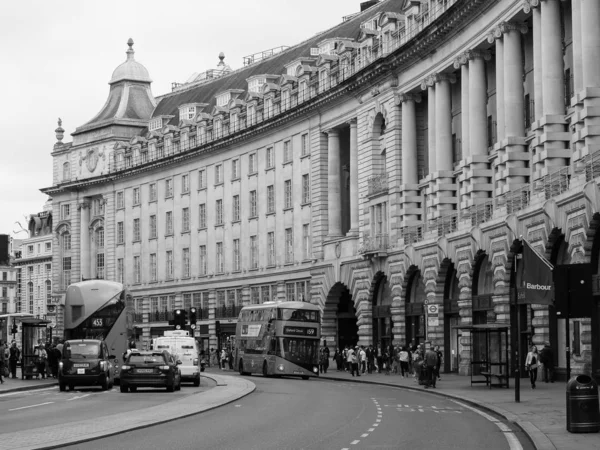 Regent Street Londonban, fekete-fehér — Stock Fotó